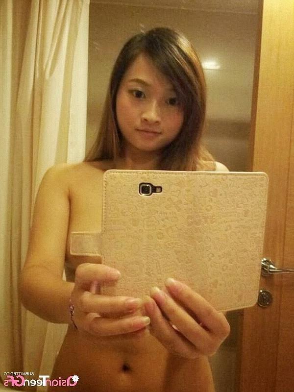 20P Horny teen babe likes to show her hairy pussy
