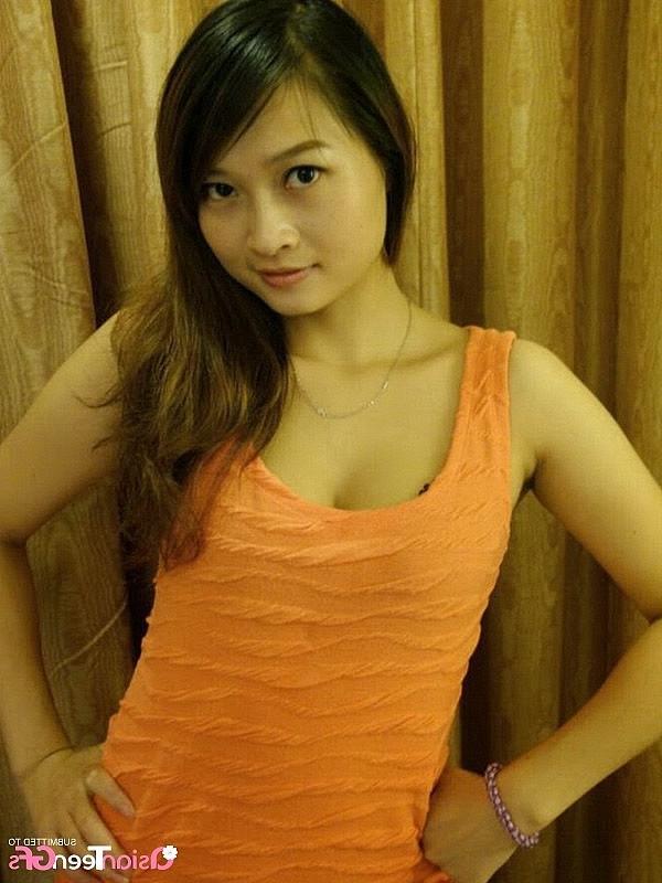 20P Horny teen babe likes to show her hairy pussy
