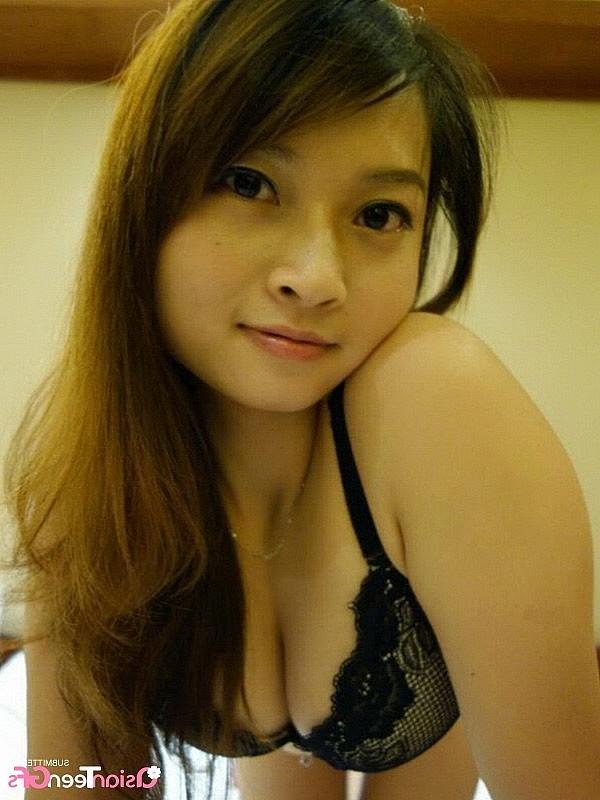 20P Horny teen babe likes to show her hairy pussy