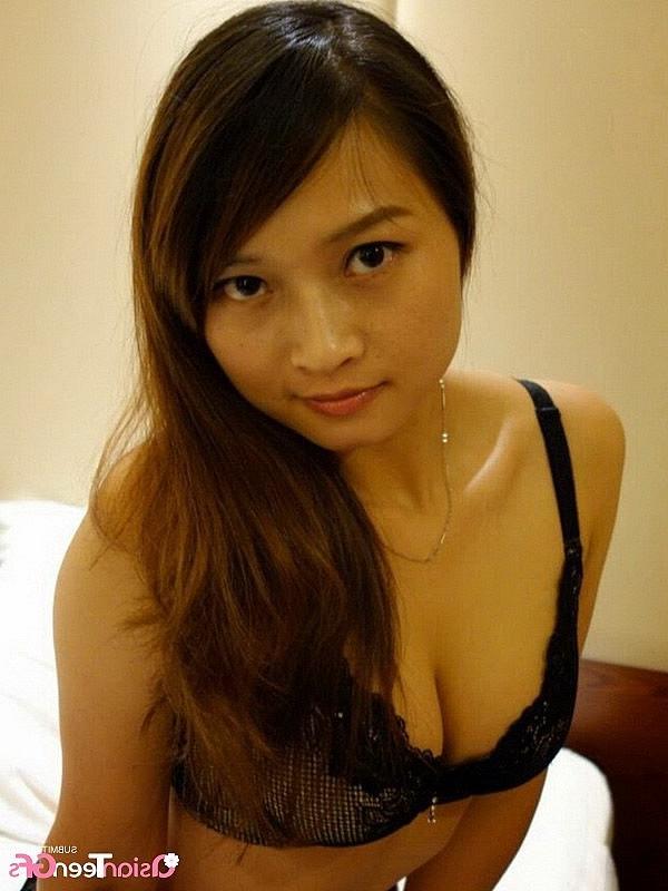 20P Horny teen babe likes to show her hairy pussy
