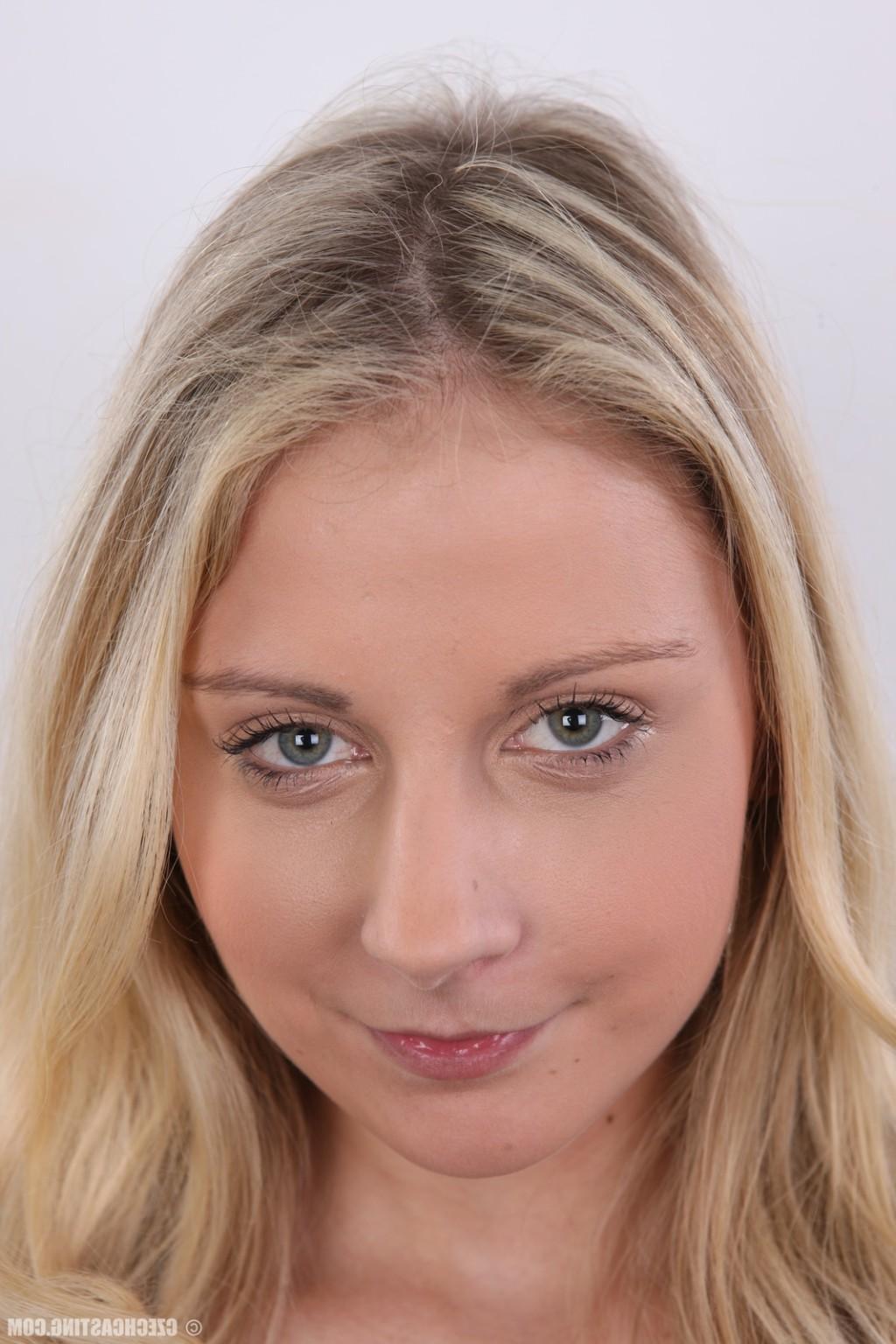 17P Blonde amateur girl poses naked