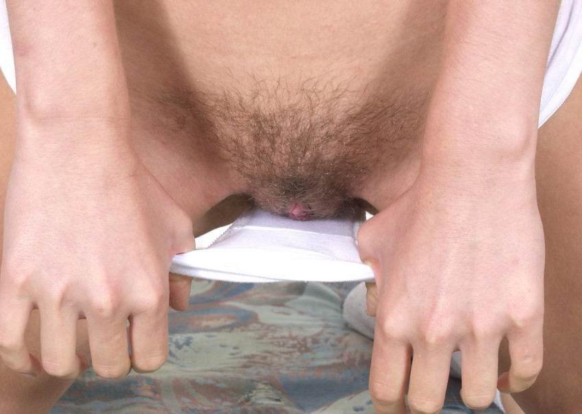 15P girl spreading her hairy pussy and showing pink