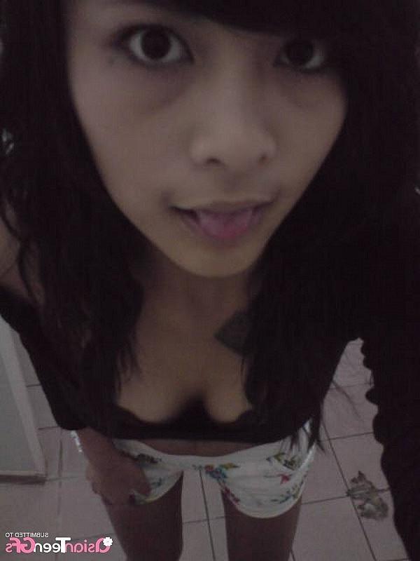 10P Sweet young babe gets ready for blowjob