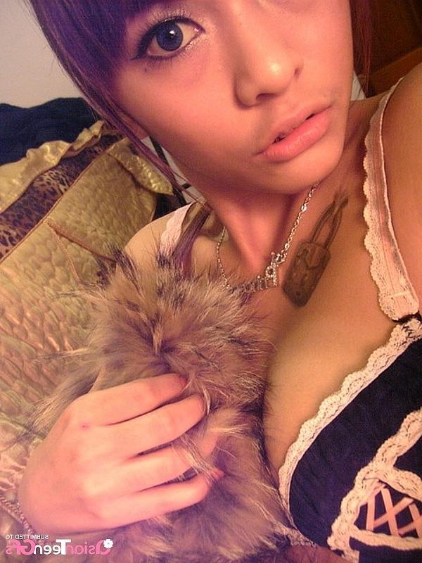 10P Sweet young babe gets ready for blowjob