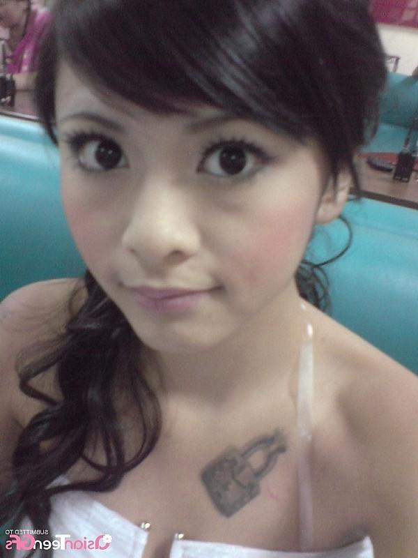 10P Sweet young babe gets ready for blowjob