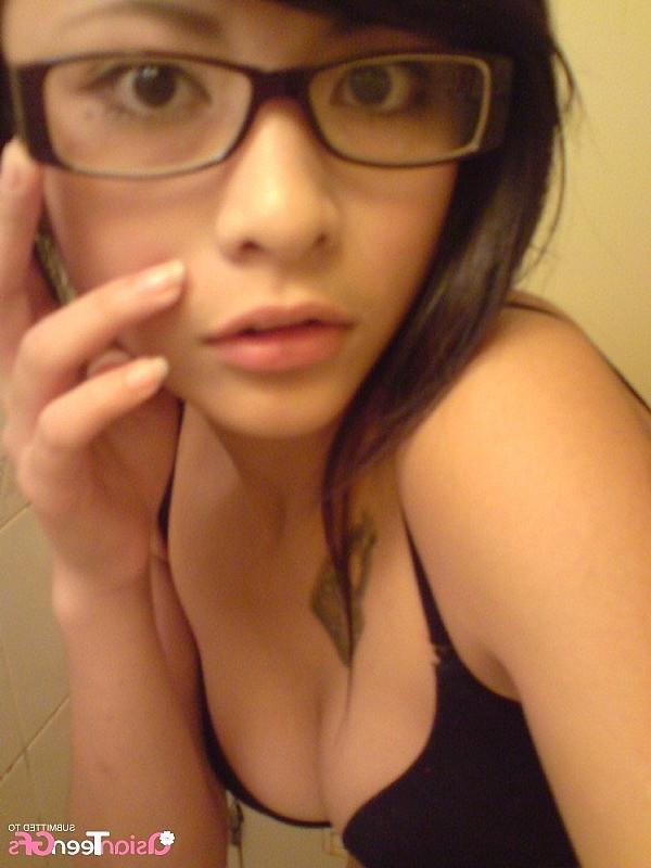 10P Sweet young babe gets ready for blowjob