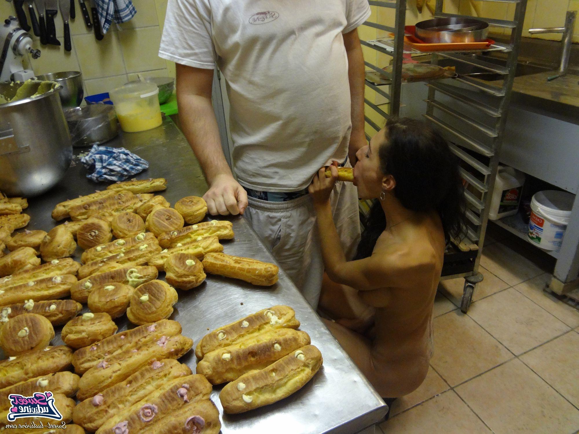 12P Exhibitionist babe gives blowjob