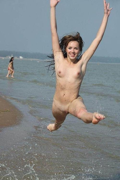 18P Candid beach teens  beach voyeur photos topless sunbathing 