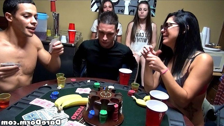 12P College girls at poker party give up sexual favors