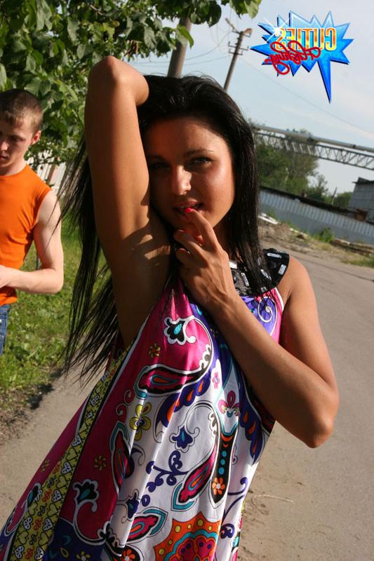 16P Bootylicious girlie gets stripped on the roadside