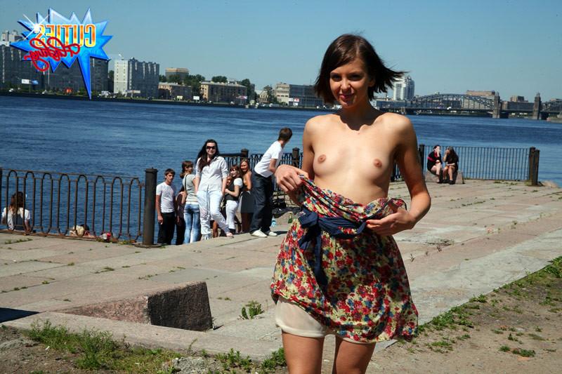 16P Careless babe gets naked in front of a whole crowd