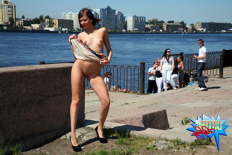 16P Careless babe gets naked in front of a whole crowd