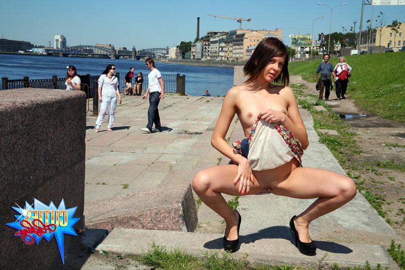 16P Careless babe gets naked in front of a whole crowd