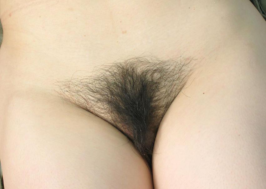 15P hot milf playing with her very hairy pussy