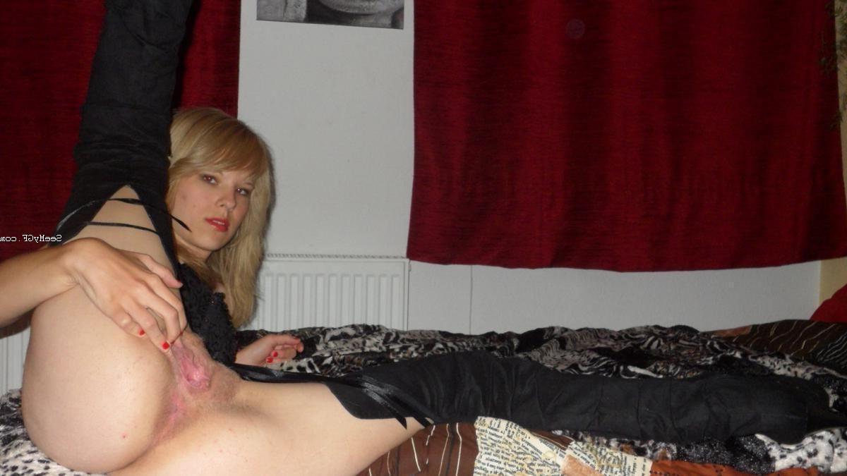 8P Blonde girl spreading her warm pussy and hot ass