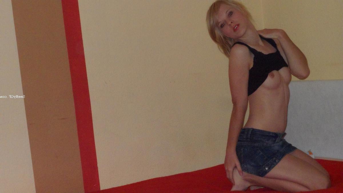 8P Blonde girl spreading her warm pussy and hot ass