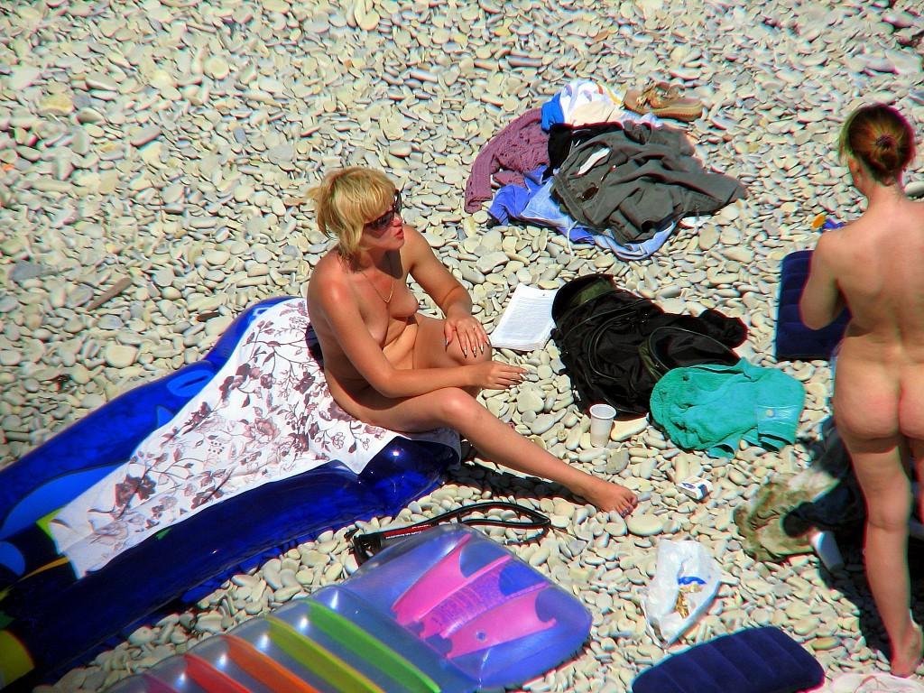 15P Nude beach voyeur photos