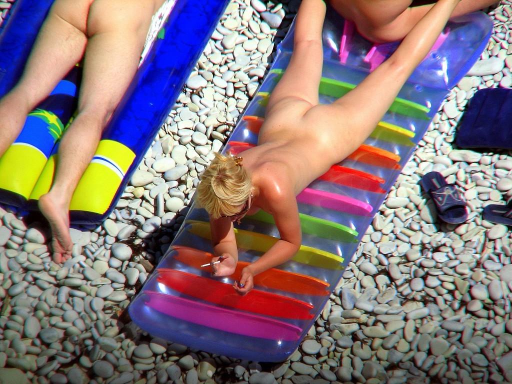 15P Nude beach voyeur photos