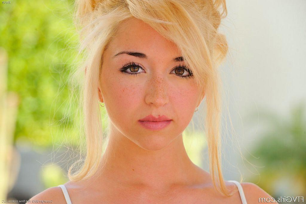 15P Blonde bombshell walks naked through public resort