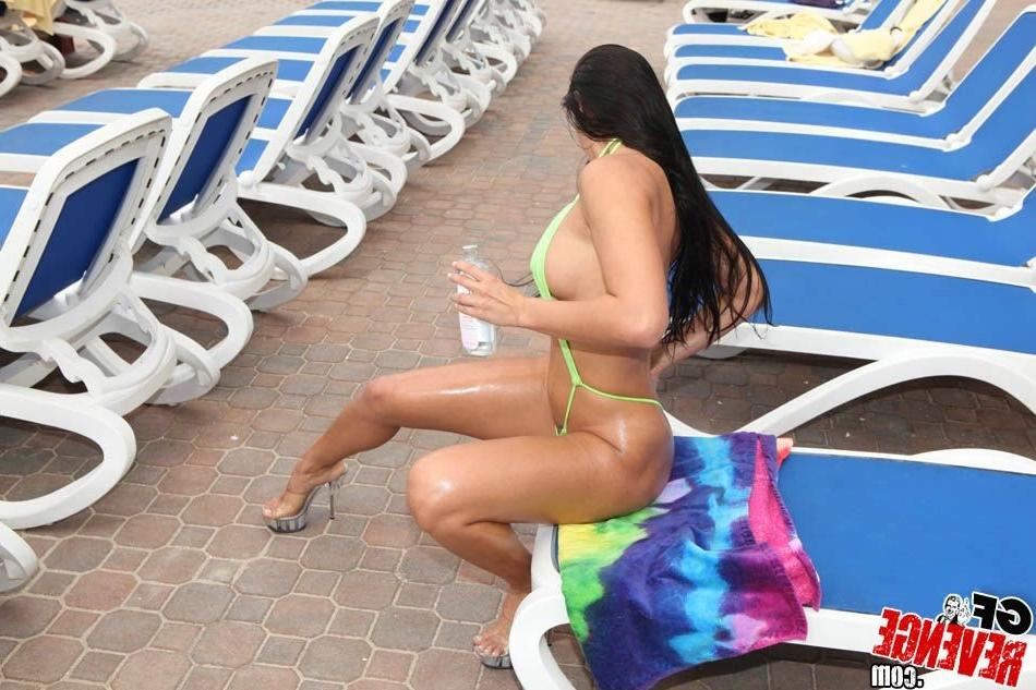 14P Bootylicious girlfriend in thong bikini on Tahiti beach