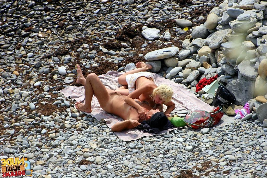 15P Horny couple enjoing sun and sex on the beach
