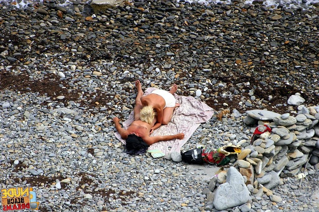 15P Horny couple enjoing sun and sex on the beach