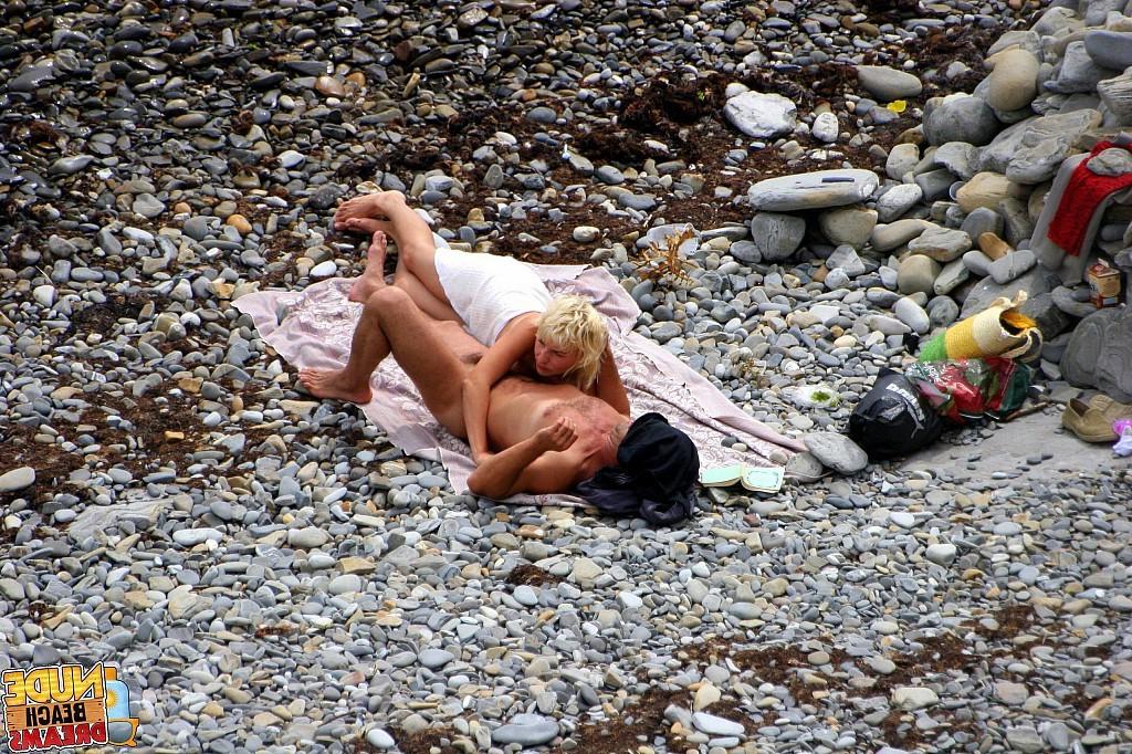 15P Horny couple enjoing sun and sex on the beach