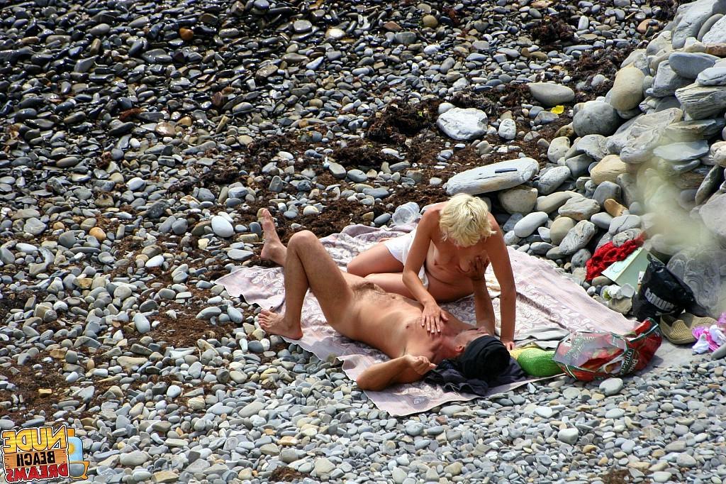 15P Horny couple enjoing sun and sex on the beach