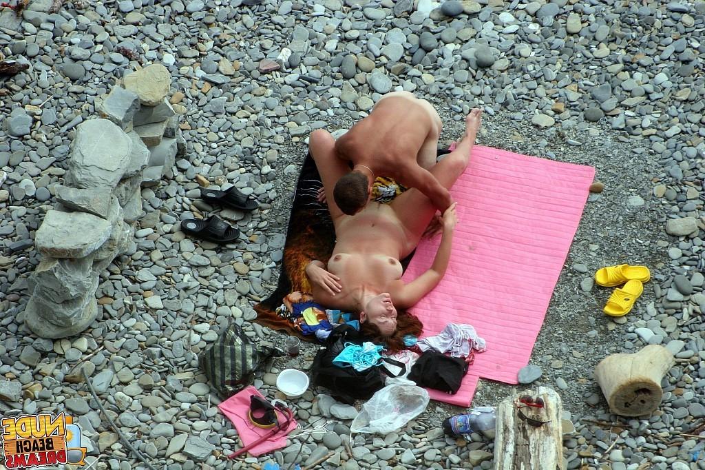 15P Lucky guy playing with gfs pussy on the publick beach