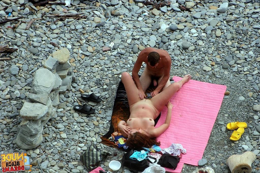 15P Lucky guy playing with gfs pussy on the publick beach