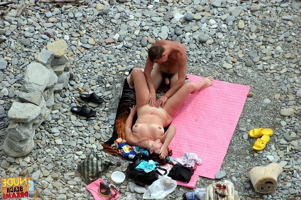 15P Lucky guy playing with gfs pussy on the publick beach