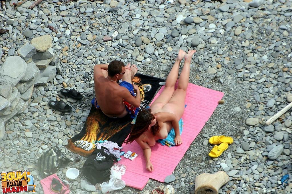 15P Lucky guy playing with gfs pussy on the publick beach