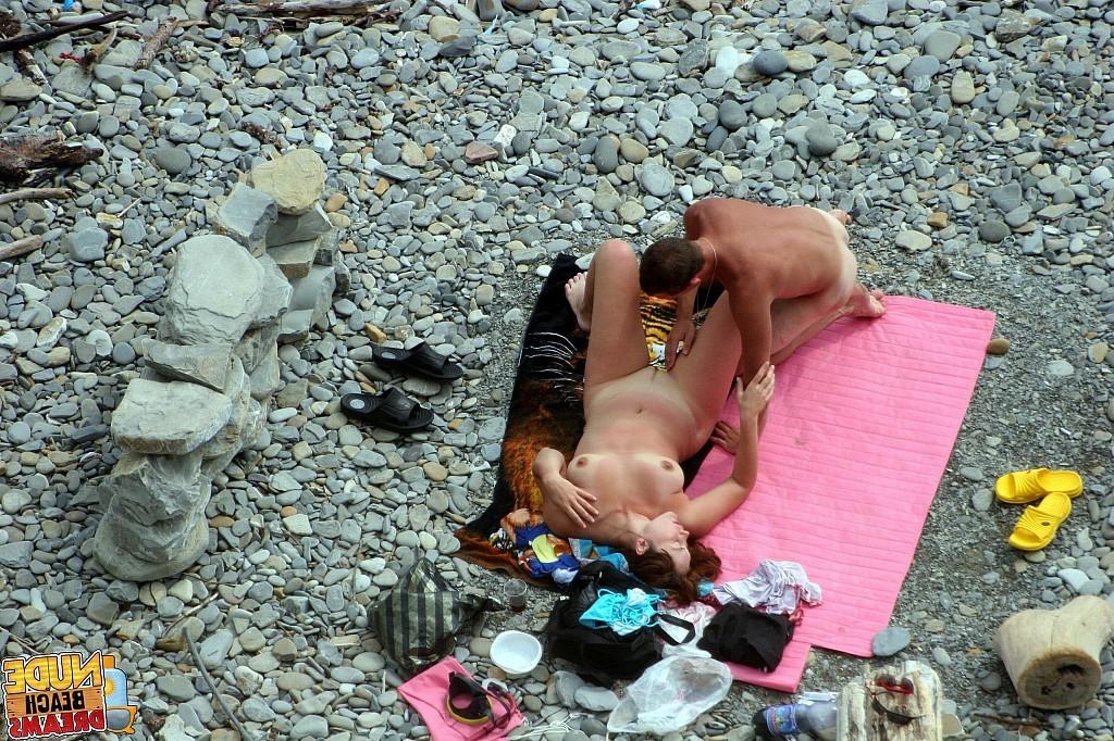 15P Lucky guy playing with gfs pussy on the publick beach
