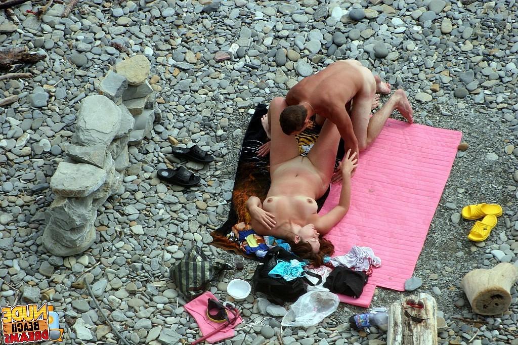 15P Lucky guy playing with gfs pussy on the publick beach