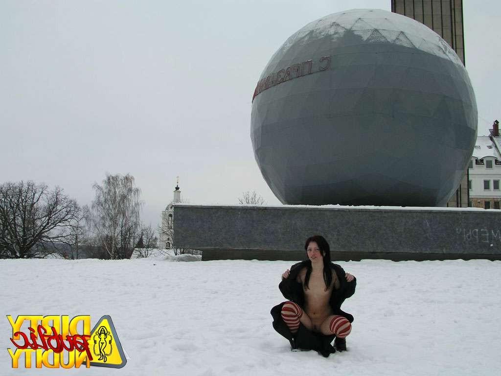 15P Hot body Liza flashing in winter