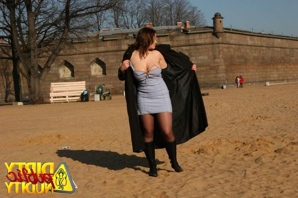 15P Alisa flashes at the beach