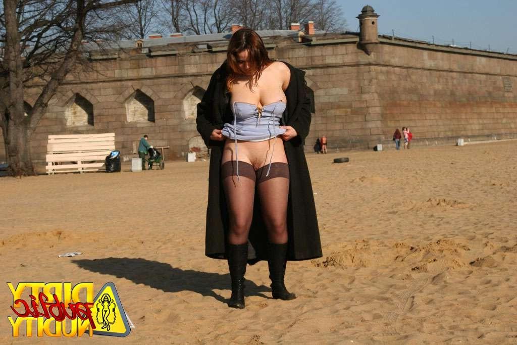 15P Alisa flashes at the beach