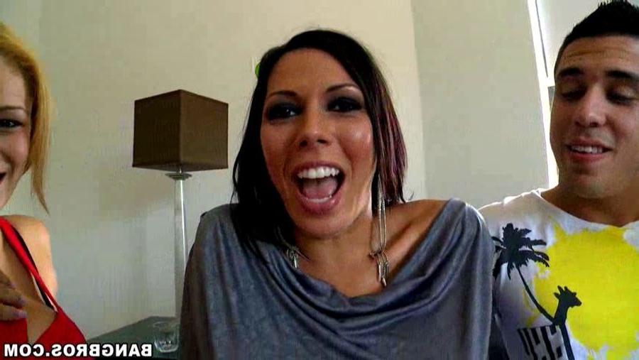 16P Pornostar Jamie Valentine stürzt auf einer College-Party ab