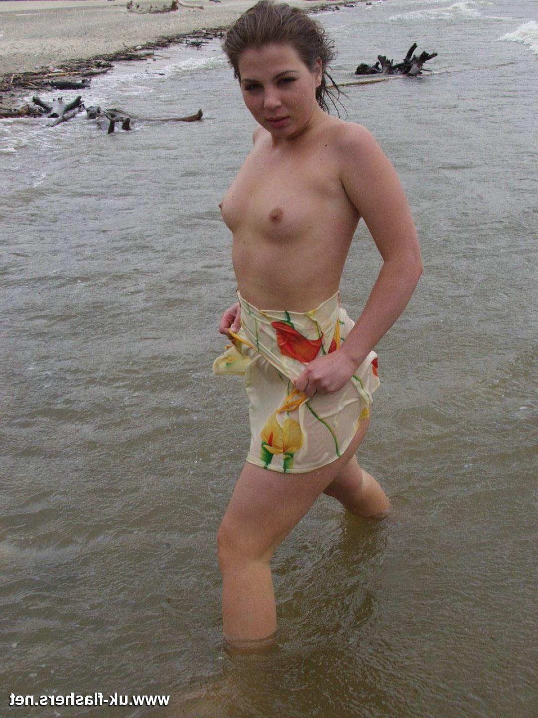 16P Amateur exhibitionist Clara has a day out at the beach