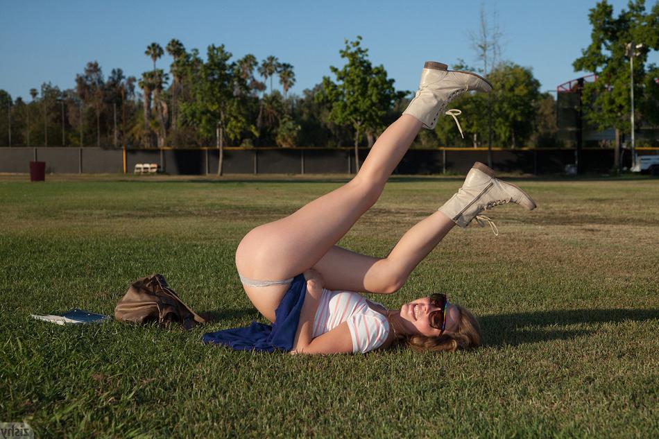 24P Bree Daniels, Lilith Lust, and Marley Kunis in zishy tease shots flashing their 