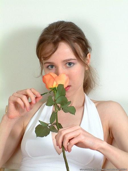 15P Lovely Zophia shares a hairy pussy with a flower