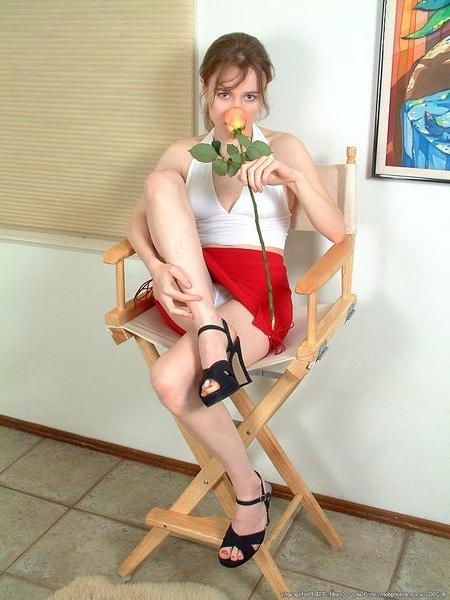 15P Lovely Zophia shares a hairy pussy with a flower