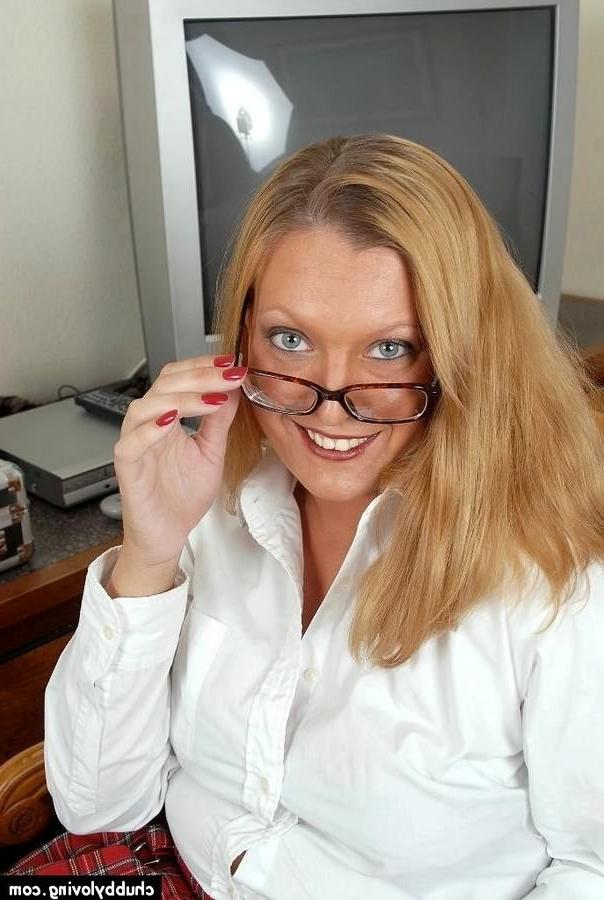 16P Chubby mature blonde getting naked and spreading pussy