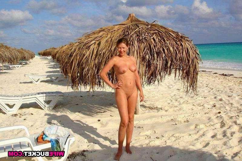 15P Amateur pics of nude amateur MILFs