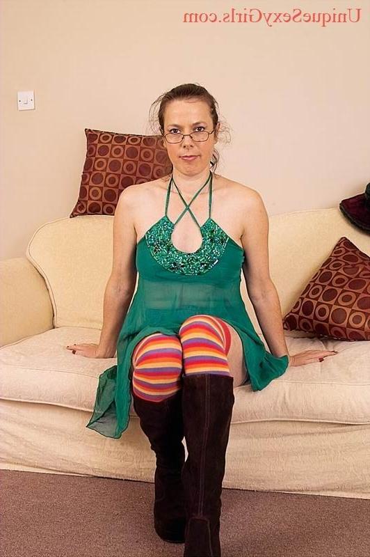 15P ugly hairy woman showing pink