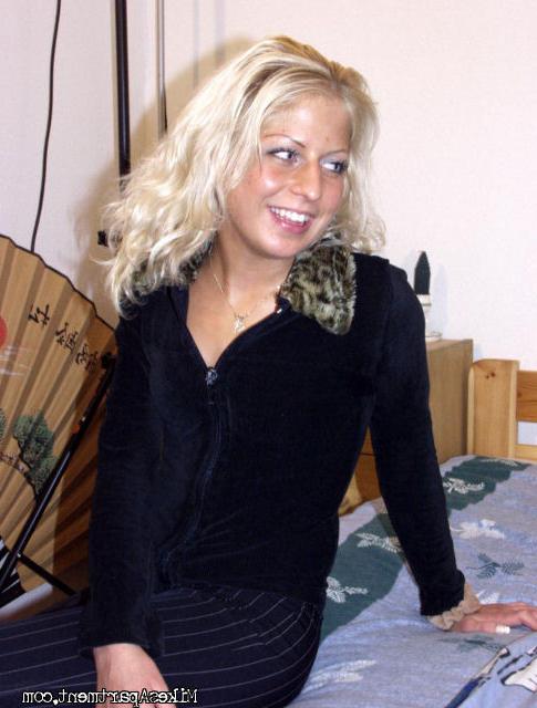 12P Blonde amateur really fingers her pussy hard and cums