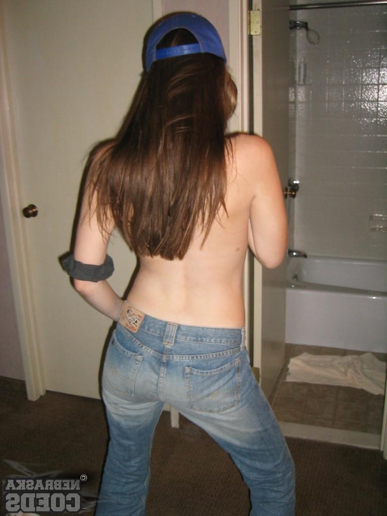 16P Nebraska Coed giving a blowjob at motel during spring break