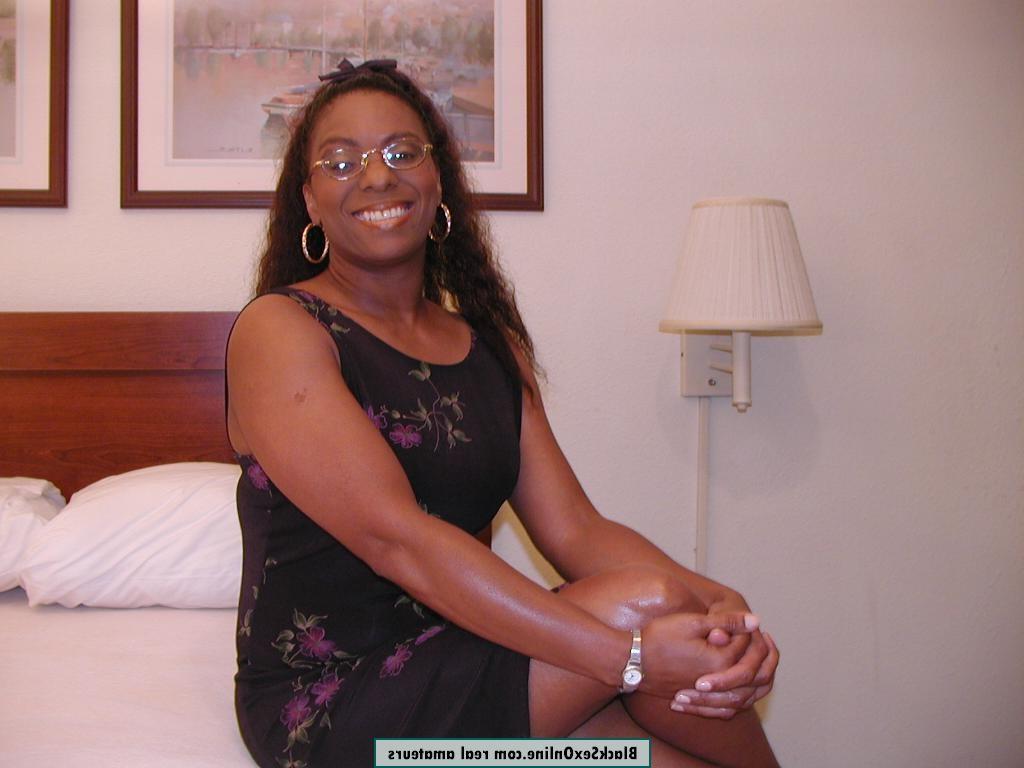 15P Black mother of three- 36 year old black woman opens her pussy