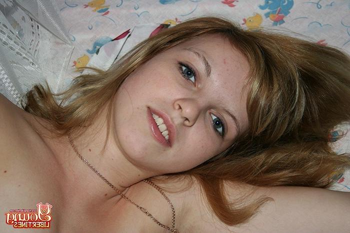 16P Wonderful-looking round assed girl shows her nice body