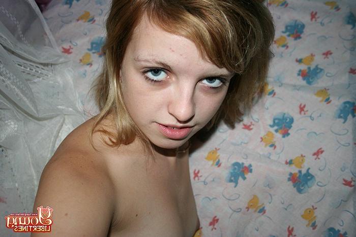 16P Wonderful-looking round assed girl shows her nice body